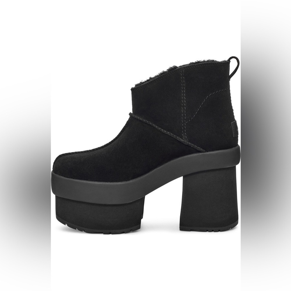 UGG Black Platform Boots size 8 NWOT 🖤